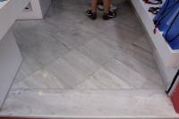 Pavimento in marmo chiaro